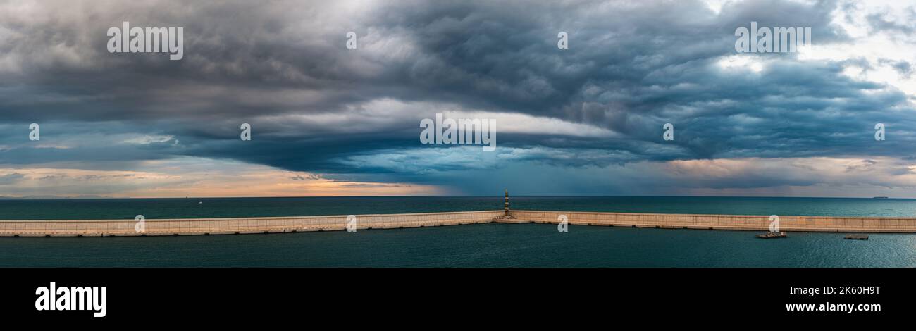 Dramatischer Himmel und Wolken während eines Sturms über dem Mittelmeer, Valencia, Spanien, Europa Stockfoto