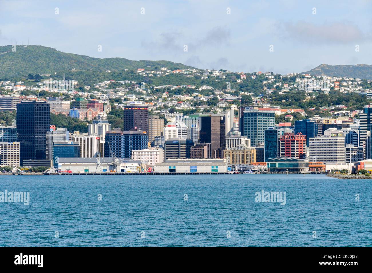 Skyline von Wellington und Docks auf der Nordinsel Neuseelands. Wellington wird „Windy Wellington“ genannt und ist die Hauptstadt Neuseelands Stockfoto