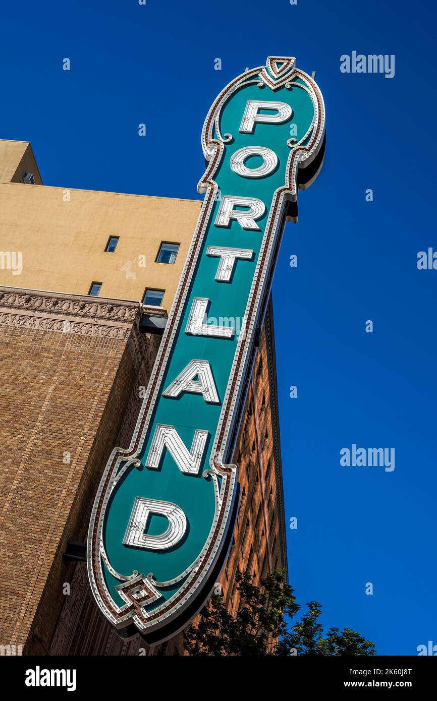 Schild „Portland“ an der Außenseite der Arlene Schnitzer Concert Hall, Portland, Oregon, USA Stockfoto