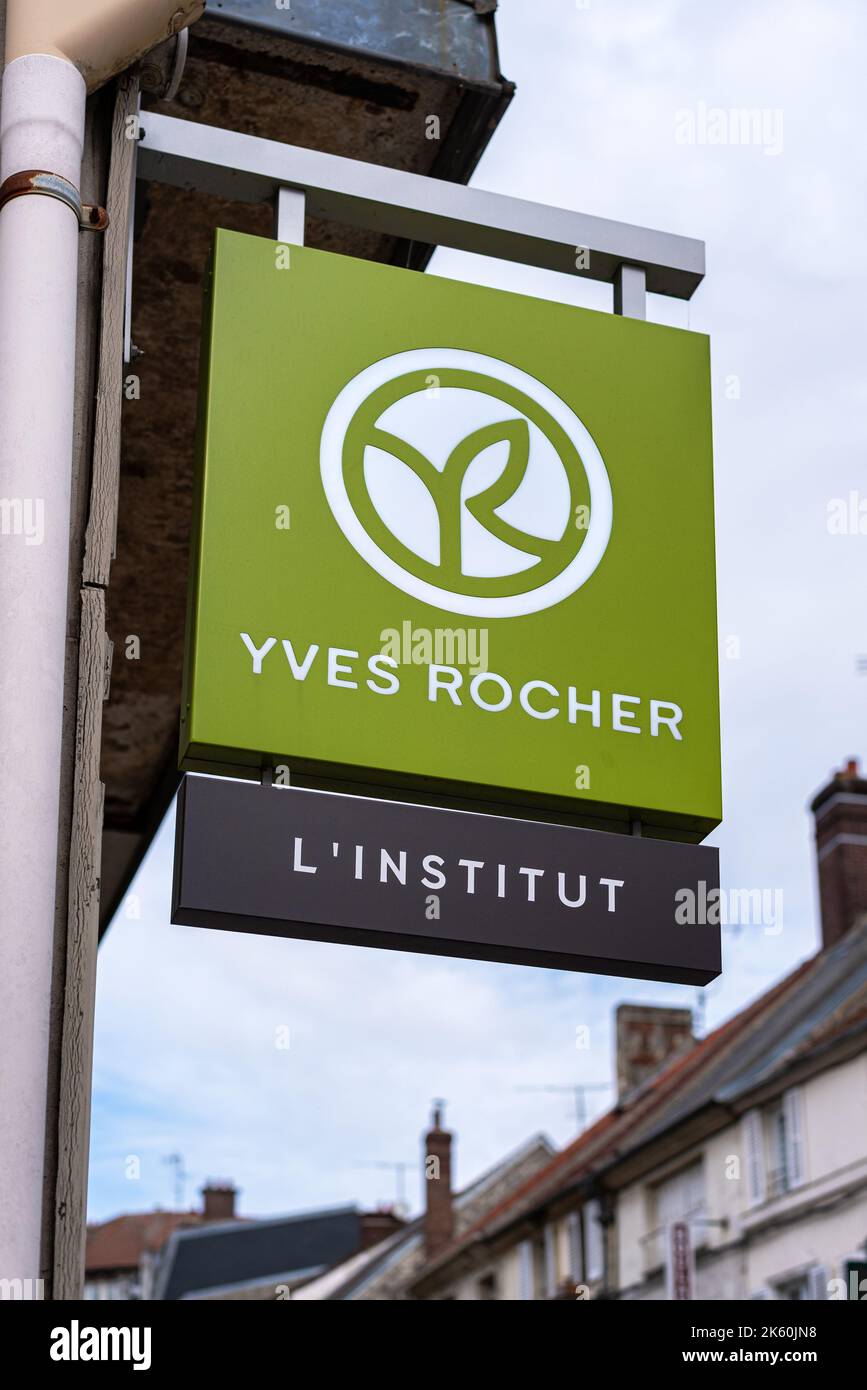 Logo des Yves Rocher-Kosmetikinstituts in einem Vertriebsgeschäft. Yves Rocher ist ein französisches Hautpflege-, Kosmetik- und Parfümunternehmen. Stockfoto