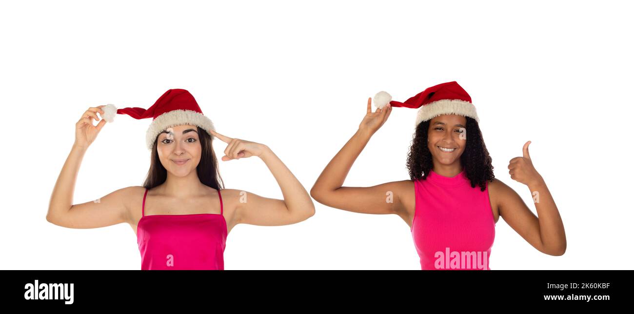 Teenager Mädchen Freund in Weihnachtshut isoliert auf weißem Hintergrund. Happy New Year Feier Feiertagskonzept. Finger nach oben zeigen. Stockfoto