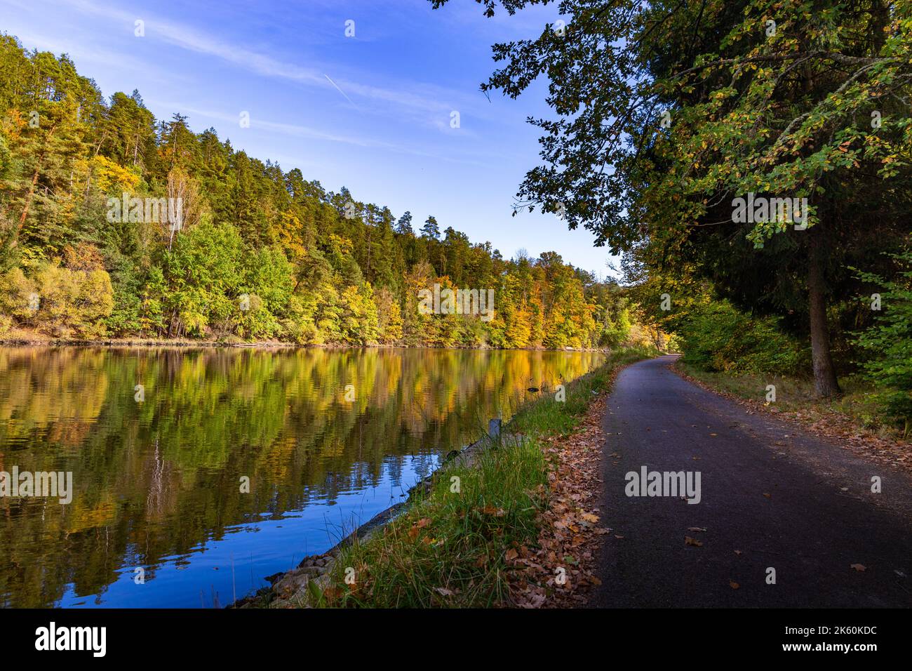 Straße entlang der Moldau in der Herbstsaison. Stockfoto