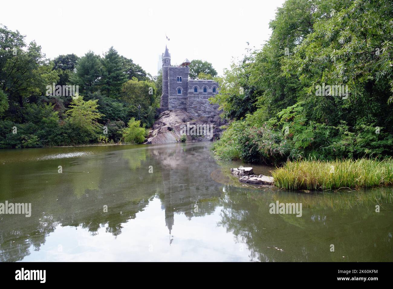 Blick über Turtle Pond zum Belvedere Castle im Central Park, New York City Stockfoto