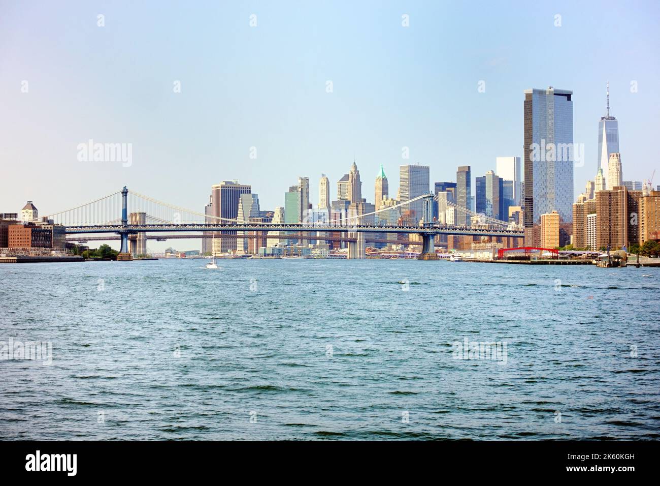 Manhattan Bridge über den East River mit Lower Manhattan im Hintergrund Stockfoto