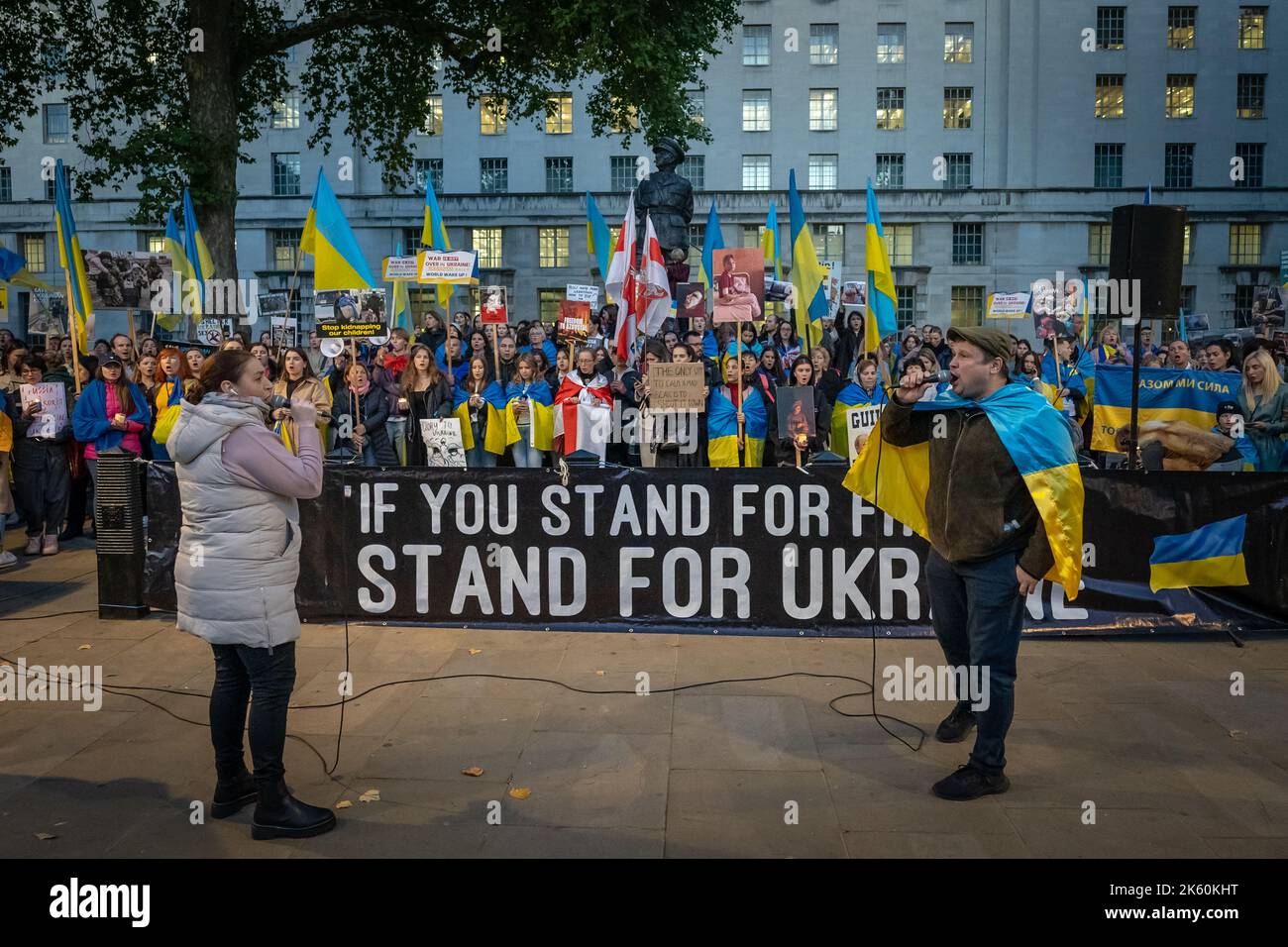 London, Großbritannien. 10.. Oktober 2022. Britisch-ukrainische Bürger versammeln sich gegenüber der Downing Street zu einem Massenprotest im Notfall, nachdem Russland mehrere Raketenangriffe in der Ukraine, einschließlich ziviler Ziele in Kiew, gestartet hat. Russlands stellvertretender Außenminister Sergei Ryabkow warnte den Westen vor einer „unkontrollierten Eskalation“ wegen seiner „wachsenden Beteiligung“ am Krieg. Kredit: Guy Corbishley/Alamy Live Nachrichten Stockfoto