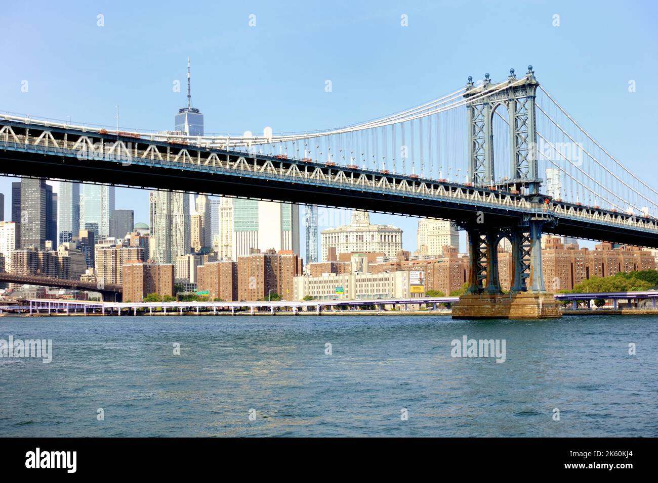 Manhattan Bridge über den East River mit Lower Manhattan im Hintergrund Stockfoto