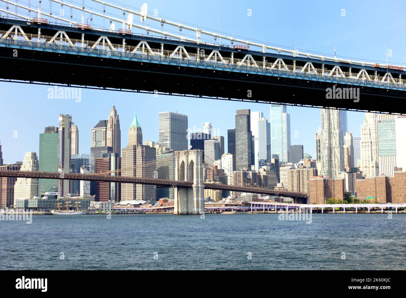 Manhattan Bridge über den East River mit Lower Manhattan im Hintergrund Stockfoto
