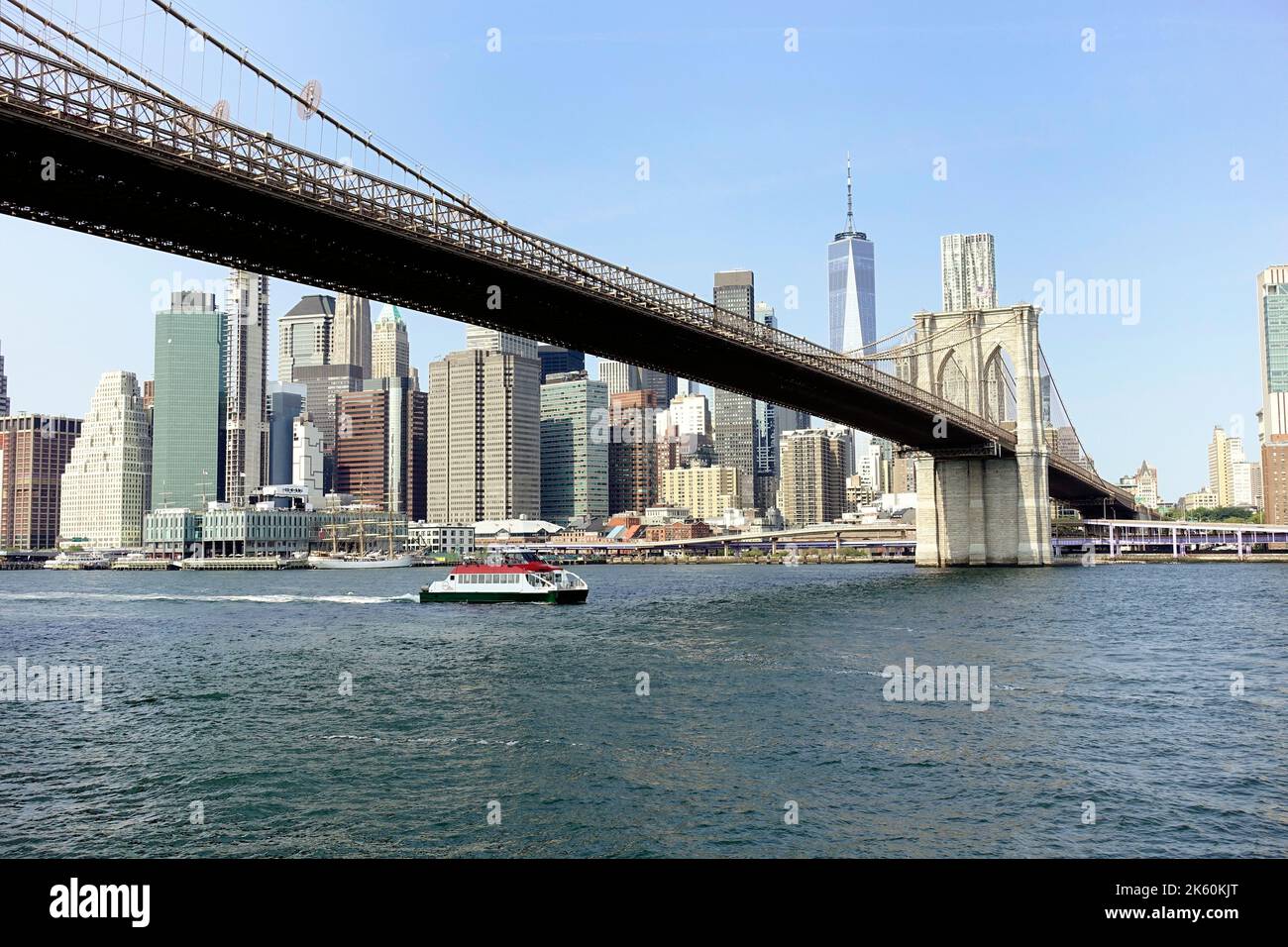 Brooklyn Bridge über den East River mit Lower Manhattan im Hintergrund Stockfoto
