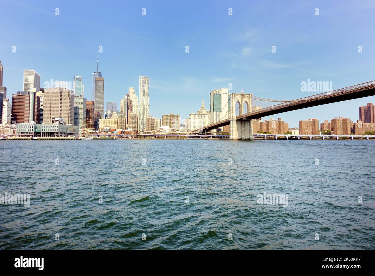 Brooklyn Bridge über den East River mit Lower Manhattan im Hintergrund Stockfoto