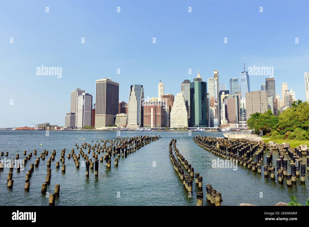 Blick über den East River nach Lower Manhattan vom Brooklyn Bridge Park Stockfoto