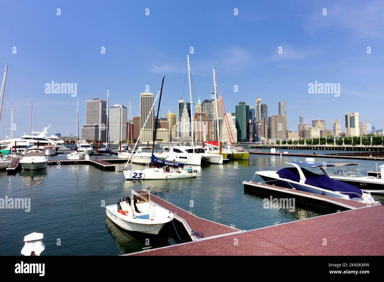 Der Blick über den East River nach Lower Manhattan vom Brooklyn Marina Stockfoto