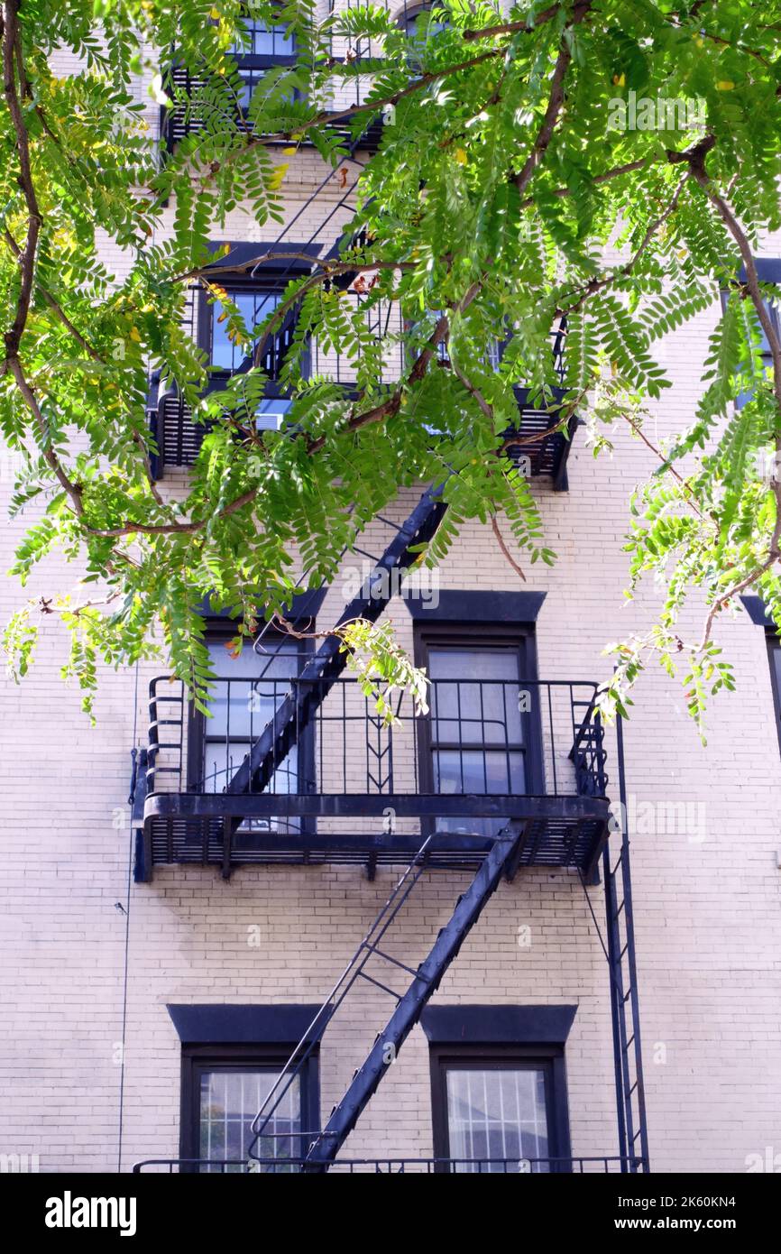Feuerausbrüche an den Seiten von Gebäuden in New York City Stockfoto