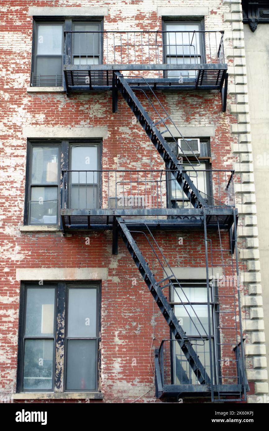 Feuerausbrüche an den Seiten von Gebäuden in New York City Stockfoto