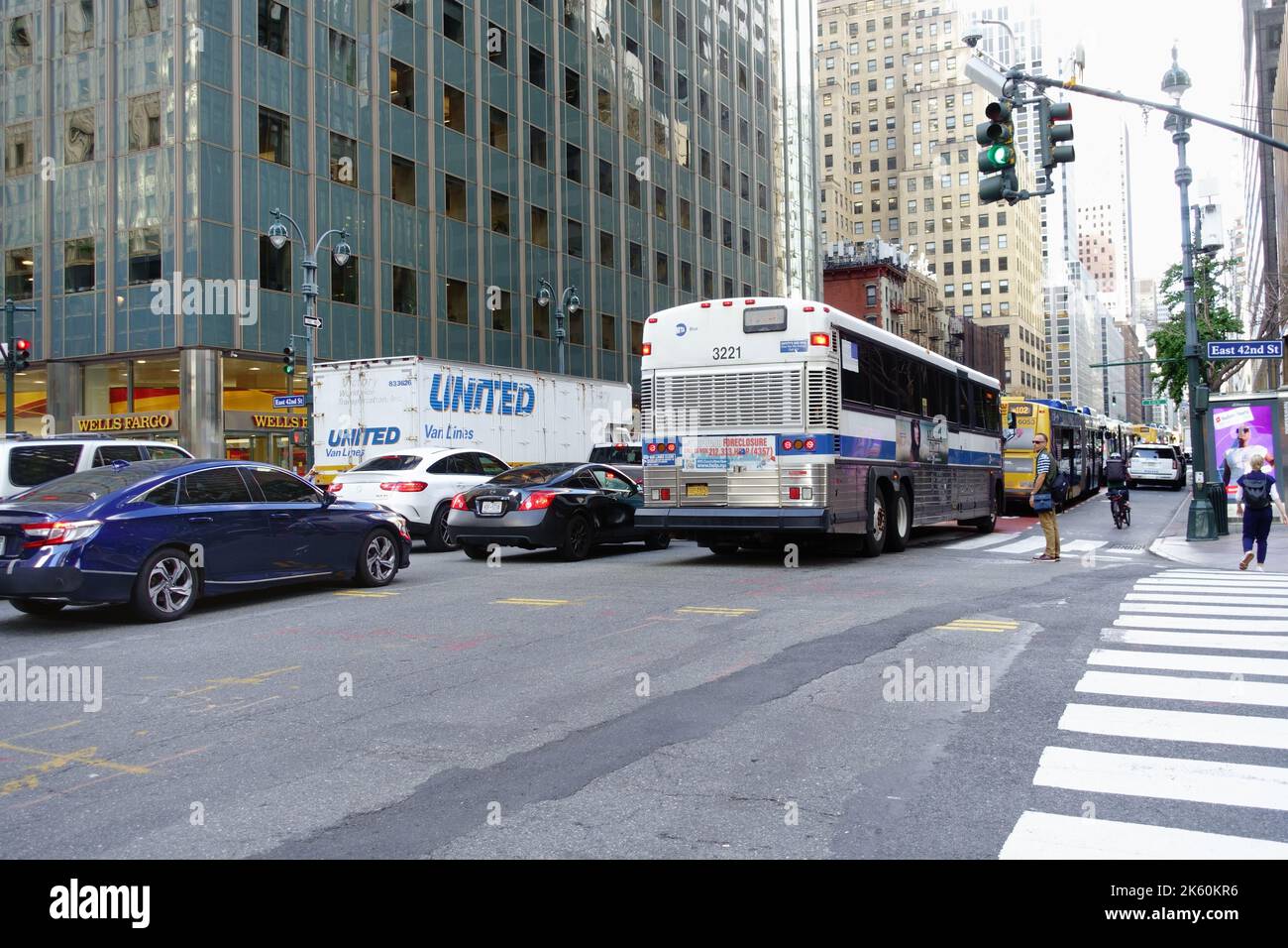 New York City Straßenszene mit stationärem Verkehr Stockfoto