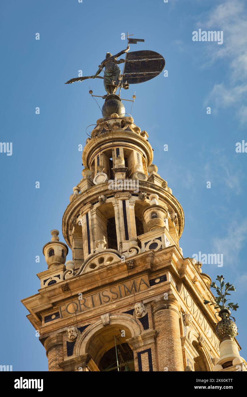 Der Giraldillo oder die Wetterfahne auf dem Giralda-Turm. Die Kathedrale, Sevilla, Spanien. Die Kathedrale, Alcázar und das Archivo de Indias in Sevilla bilden eine Stockfoto