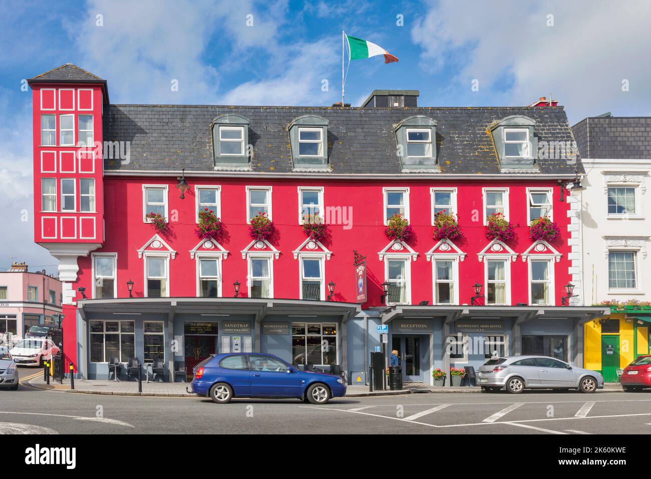 McSweeney Arms Hotel, College Street, Killarney, County Kerry, Irland. Straßenszene, Stockfoto