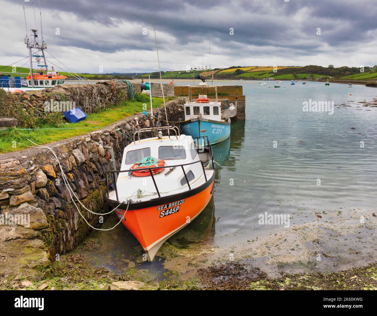 Der Hafen von Clonakilty wird auch Ring, County Cork, Irland genannt. Bei Ebbe verankerte Boote. Stockfoto