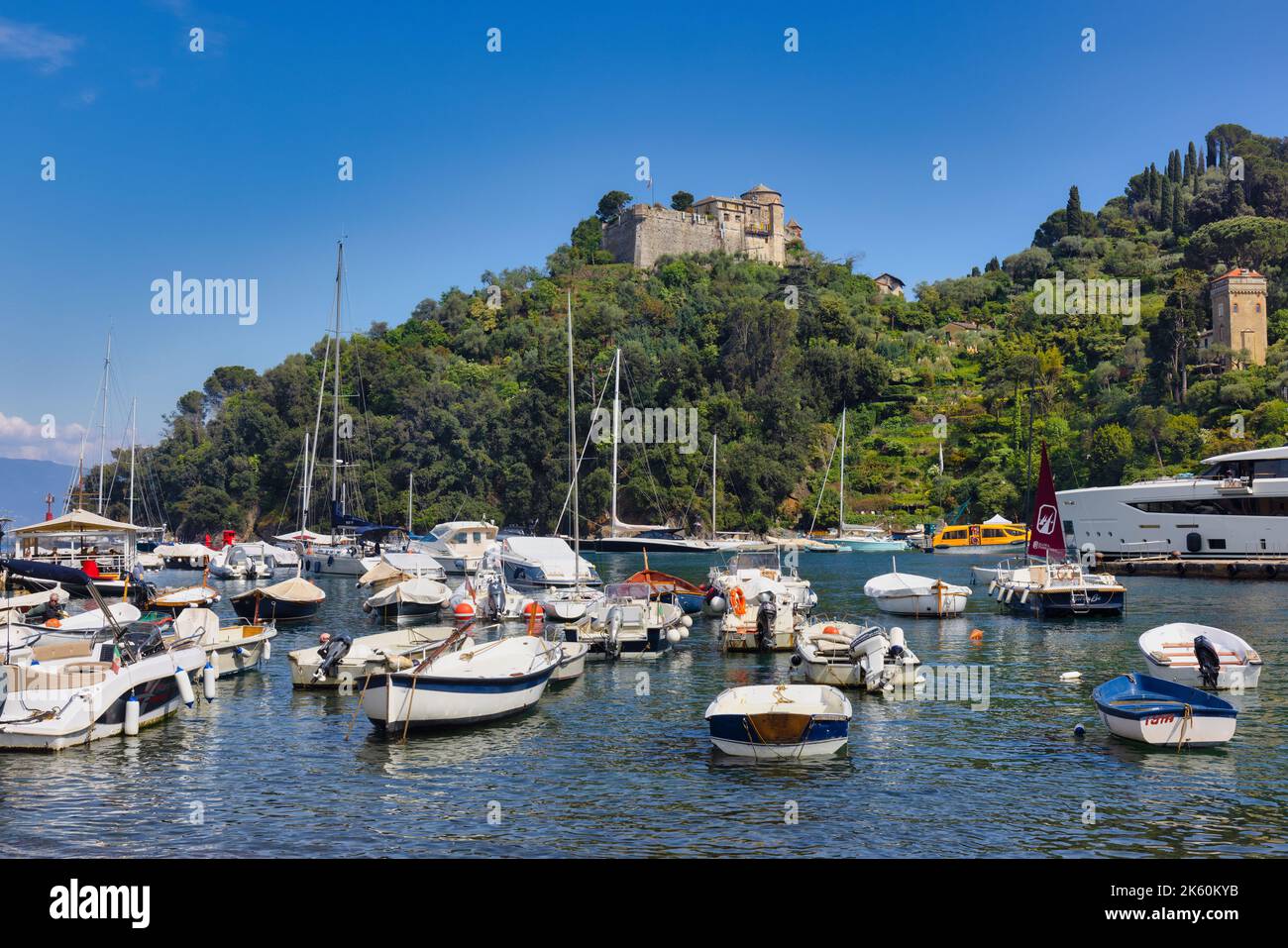 Portofino, Provinz Genua, Ligurien, Italienische Riviera, Italien. Das Gebäude auf dem Hügel im Hintergrund ist das Haus-Museum Castello Brown, oder Castle B Stockfoto
