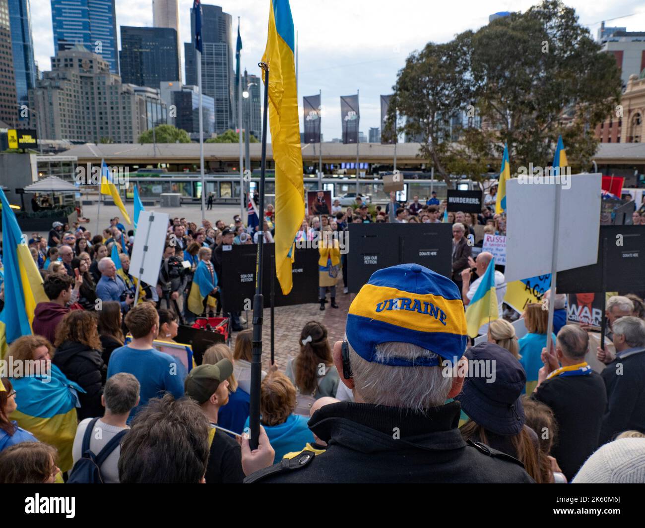 11.. Oktober 2022, Melbourne, Australien. Auf dem Federation Square in Melbourne protestieren Menschen gegen Vladmir Putins Invasion in der Ukraine und fordern mehr Waffen und Hilfe in die Ukraine sowie die Entfernung Russlands aus den Vereinten Nationen. Quelle: Jay Kogler/Alamy Live News Stockfoto