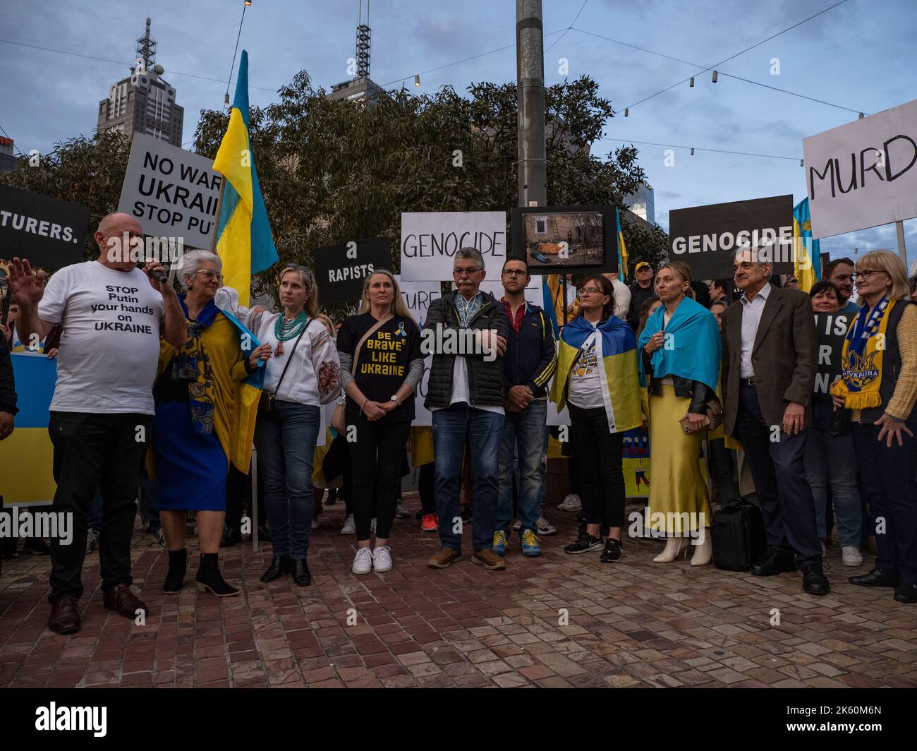 11.. Oktober 2022, Melbourne, Australien. Auf dem Federation Square in Melbourne protestieren Menschen gegen Vladmir Putins Invasion in der Ukraine und fordern mehr Waffen und Hilfe in die Ukraine sowie die Entfernung Russlands aus den Vereinten Nationen. Quelle: Jay Kogler/Alamy Live News Stockfoto