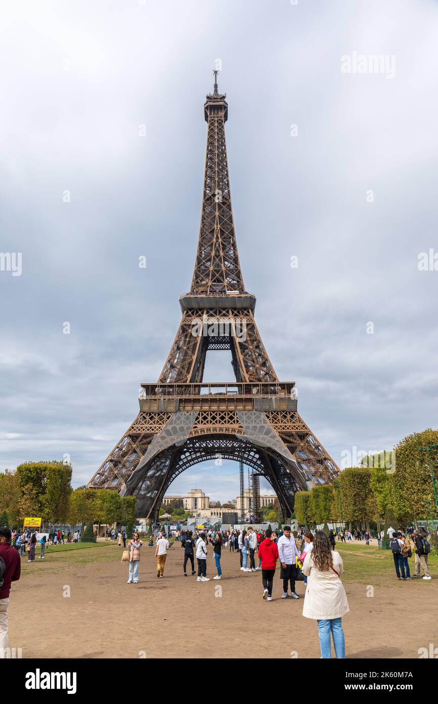 Französisches Wahrzeichen Eiffelturm, Parc du Champs de Mars, Paris, Frankreich, Europa Stockfoto