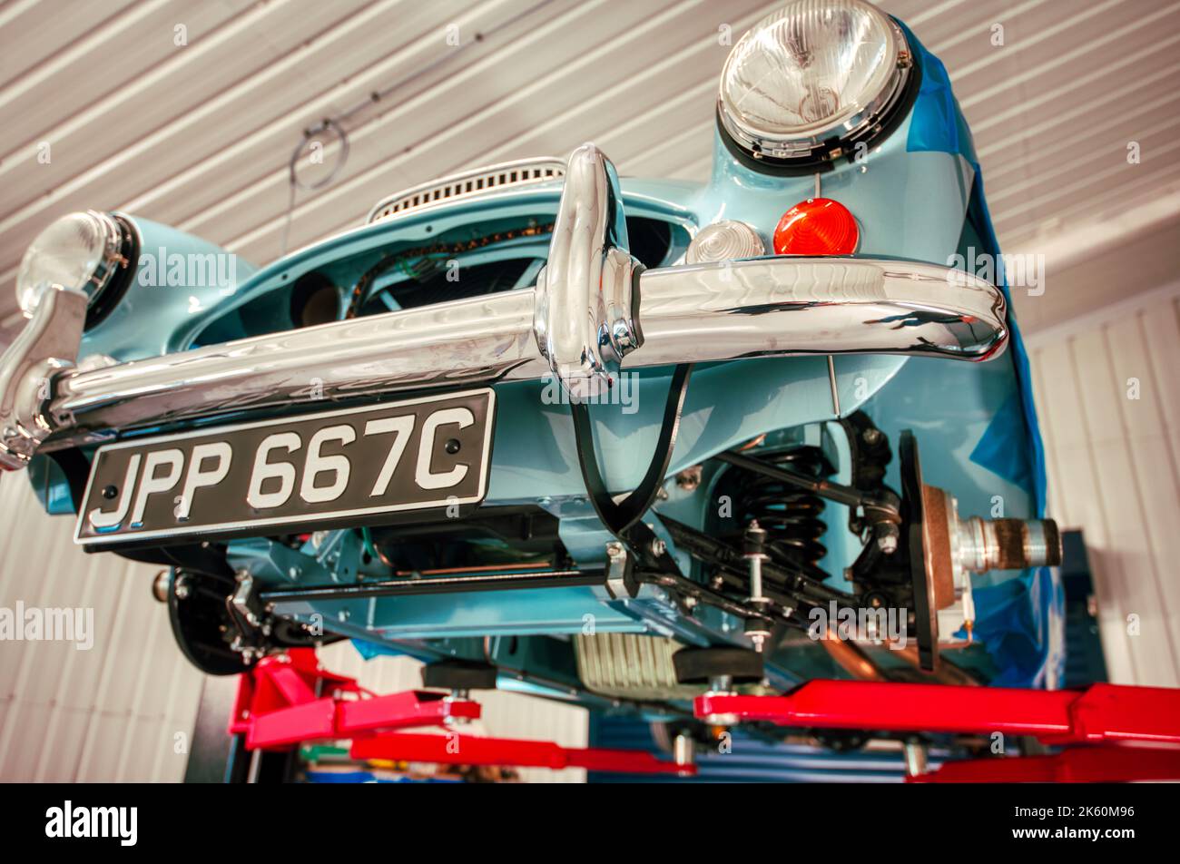 Austin Healey 3000 auf einer Auffahrrampe bei Rawles Motorsport in Hampshire, England Stockfoto