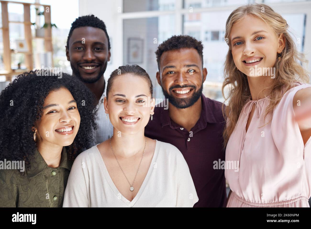 Porträt einer Gruppe von fröhlichen, vielfältigen Geschäftsleuten, die bei der Arbeit ein Selfie machen. Glückliche kaukasische Geschäftsfrau, die mit ihrer Fröhlichen ein Foto macht Stockfoto