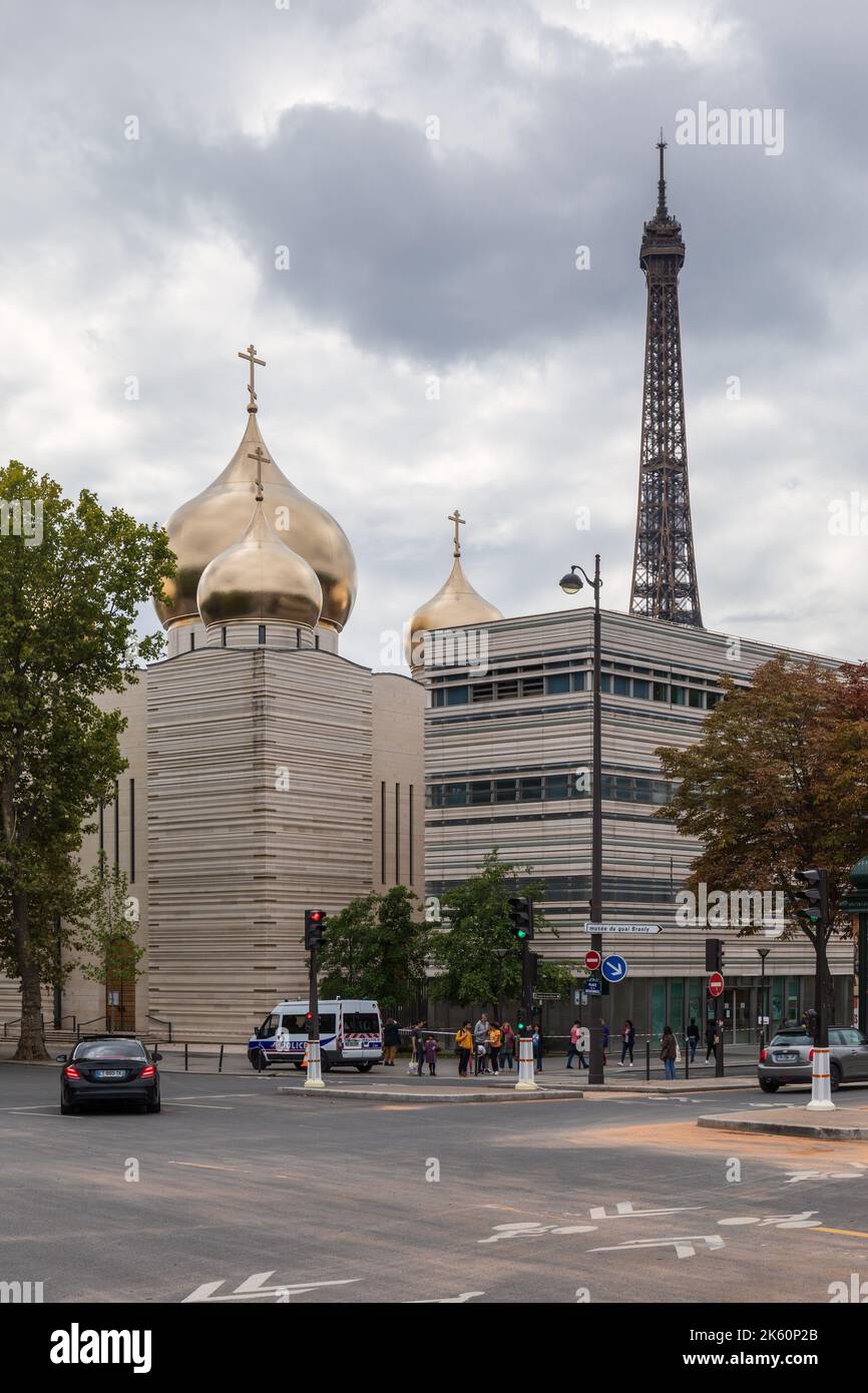 Die Kathedrale der Heiligen Dreifaltigkeit in Paris. Eine russisch-orthodoxe Kathedrale mit goldenen Kuppeln. Eiffelturm im Hintergrund, Paris, Frankreich Europa Stockfoto