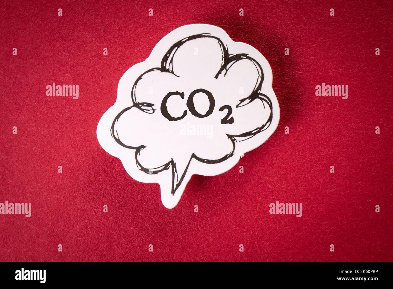 CO2 Emissionen CO2-Fußabdruck Klimawandel. Sprechblase auf rotem Hintergrund. Stockfoto
