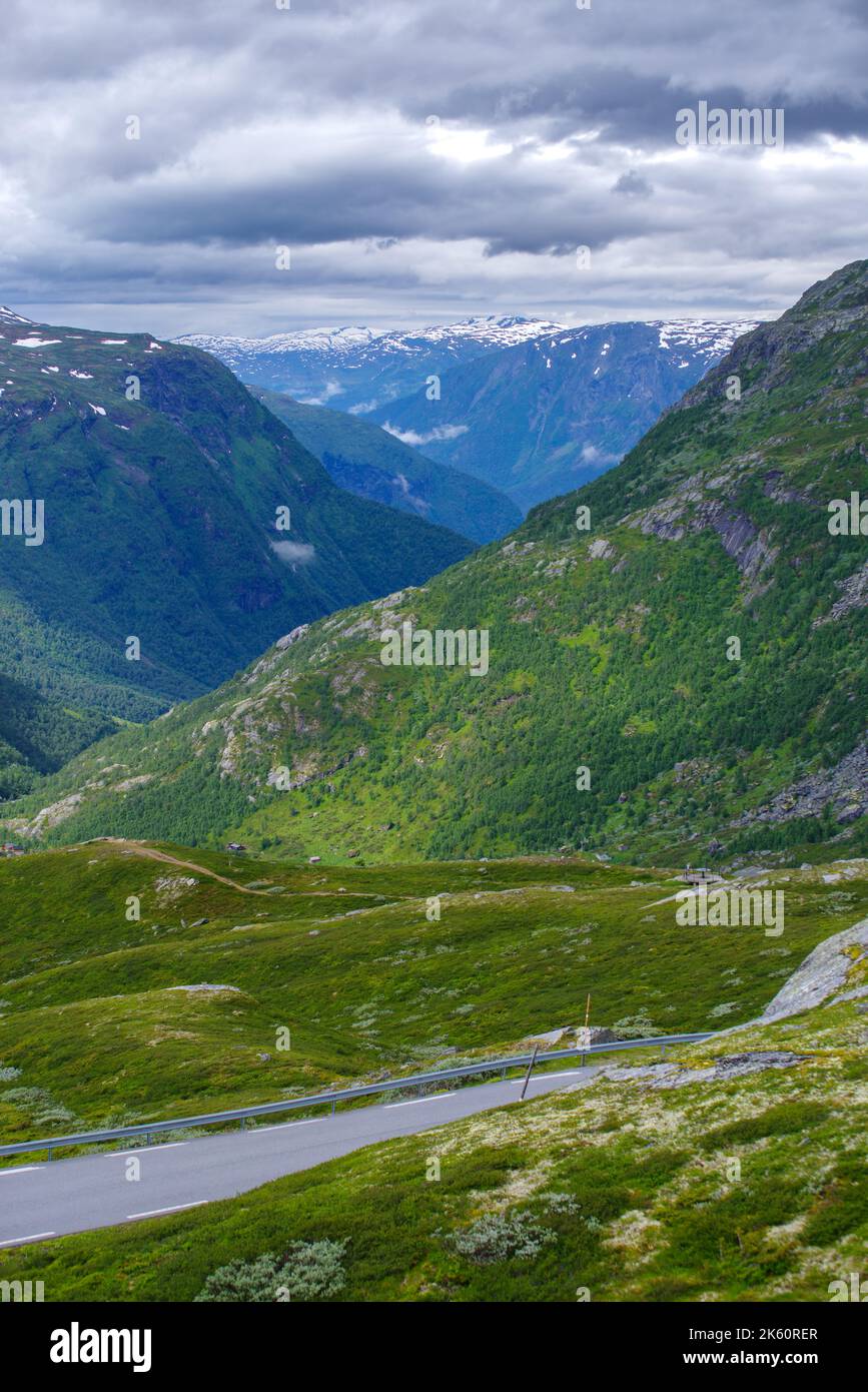 Wunderschöne Aussicht vom Aussichtspunkt Oscarshaug entlang der landschaftlich reizvollen Route R55 durch das Sognefjellet-Gebiet. Stockfoto