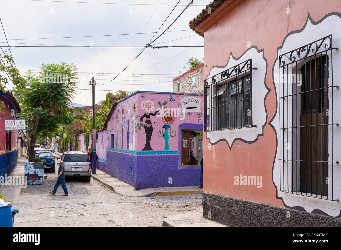 Chapala, Jalisco, Mexiko - 10. Mai 2021: Farbenfrohe Gebäudefassaden auf der traditionellen Straße des mexikanischen Dorfes an der Kopfsteinpflasterstraße Stockfoto