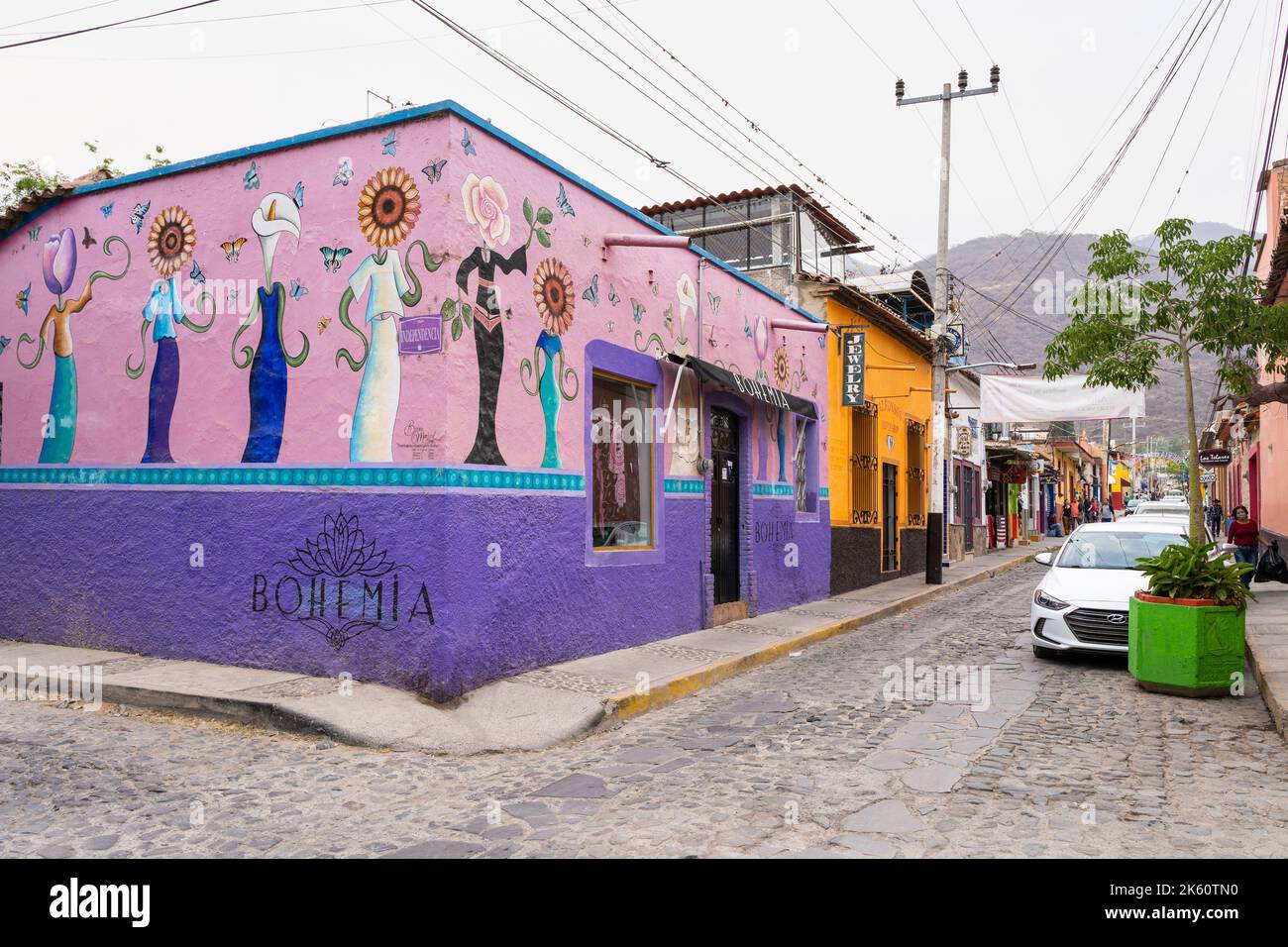 Chapala, Jalisco, Mexiko - 10. Mai 2021: Pinke und violette Gebäudefassade an der traditionellen Straße des mexikanischen Dorfes an der Kopfsteinpflasterstraße Stockfoto