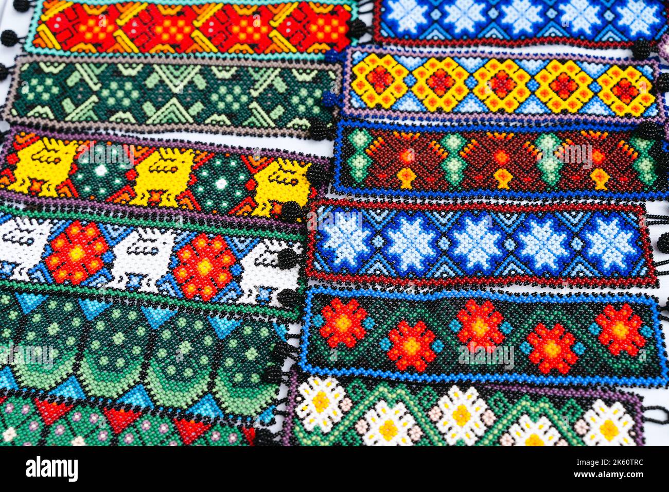 Huichol Armbänder Design Vielfalt auf Nachtmarkt in Guadalajara, Mexiko. Traditionelle mexikanische handgearbeiten Souvenirs Stockfoto