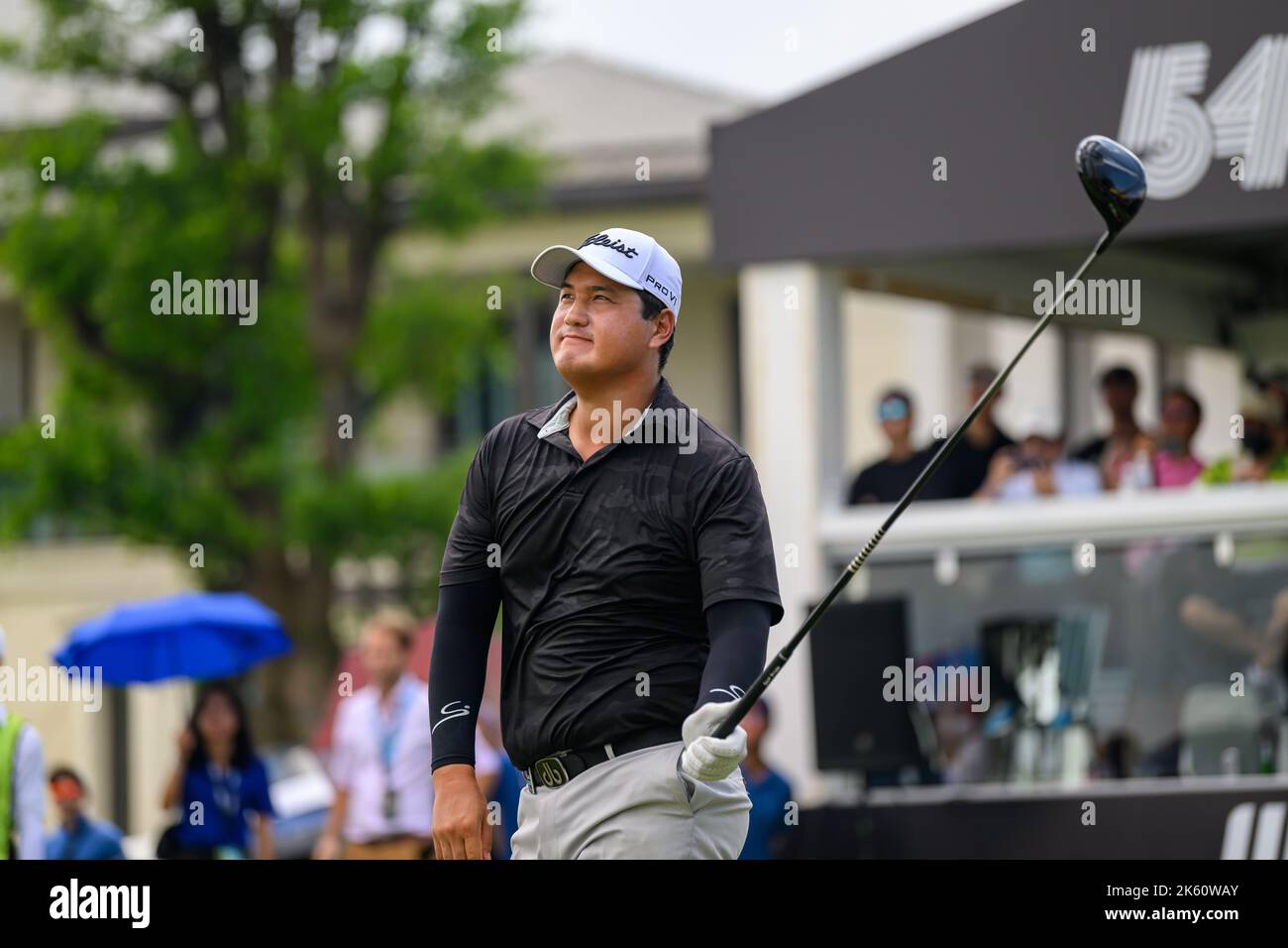Sihwan Kim aus den USA schlägt bei der Endrunde des LIV Golf Invitational Bangkok auf dem Stonehill Golf Course in Bangkok, THAILAND, mit 10 ab Stockfoto