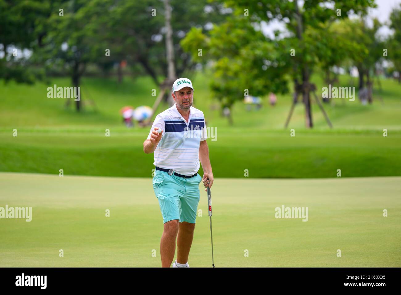 Richard Bland aus England hat bei der Endrunde des LIV Golf Invitational Bangkok auf dem Stonehill Golf Course in Bangkok, THAILAND, ein Loch von 14 erreicht Stockfoto