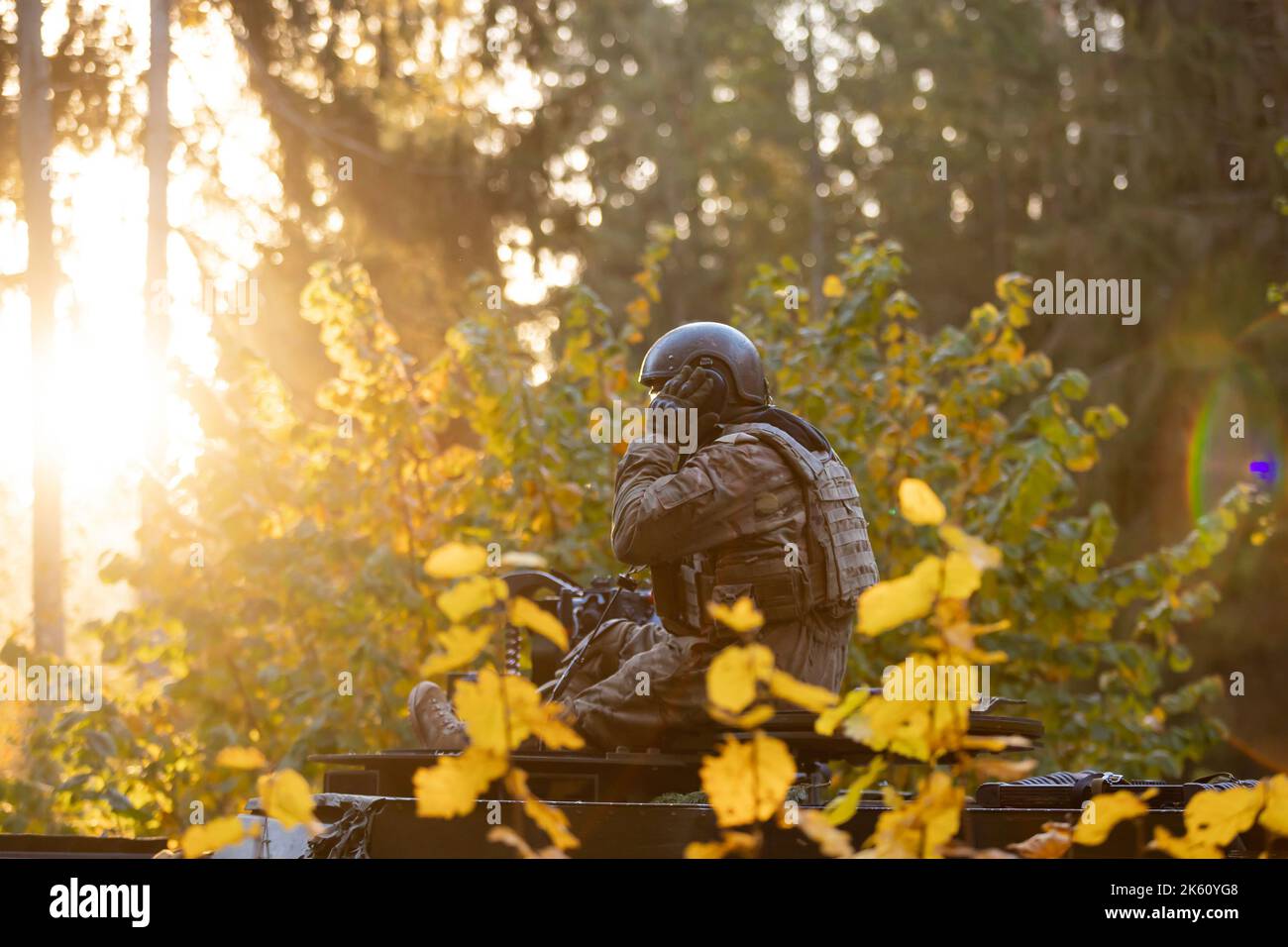 Nahaufnahme eines Soldaten auf einem Schlachtfeld auf einem Panzer Stockfoto