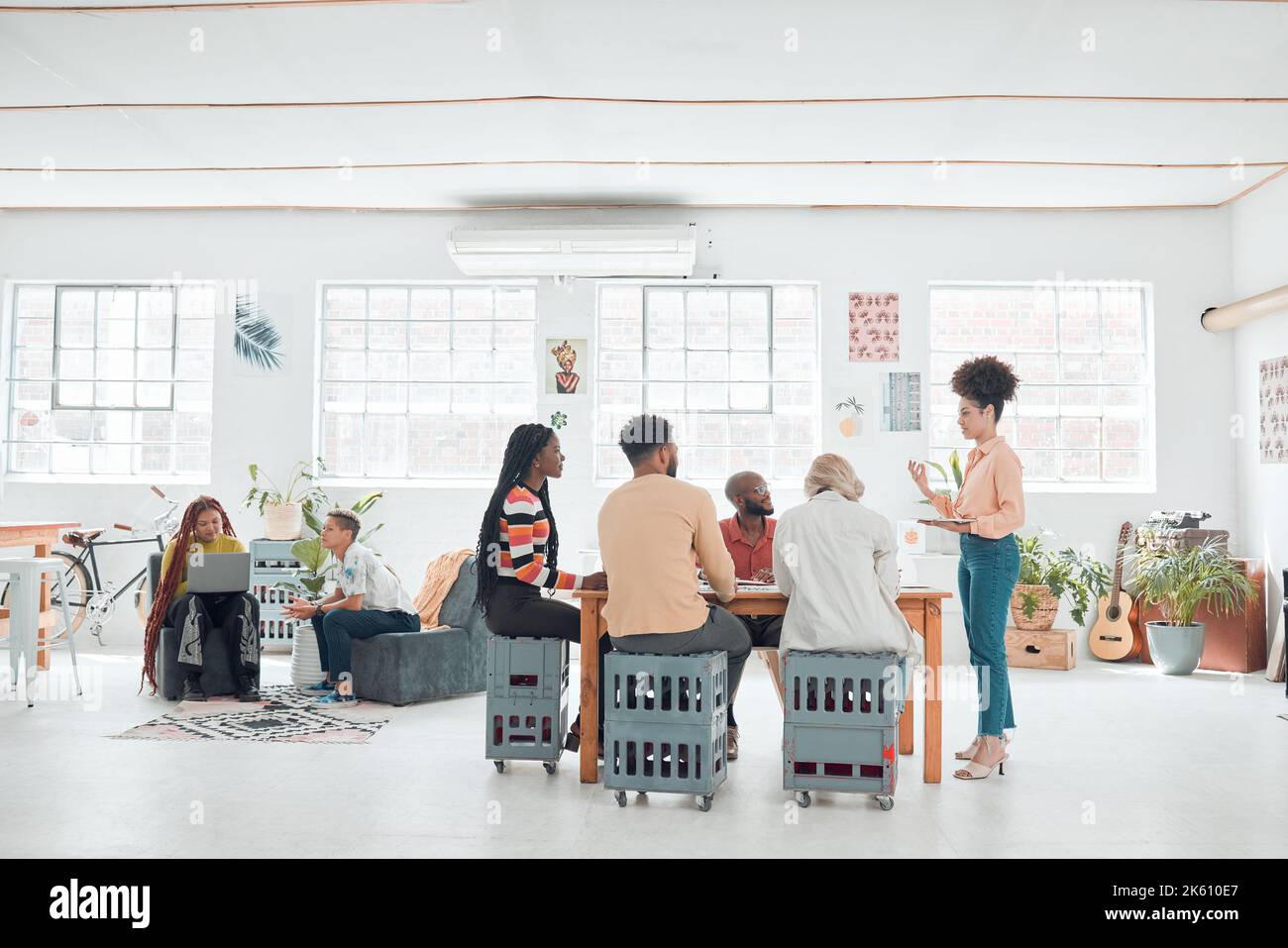 Eine Gruppe von verschiedenen Geschäftsleuten, die sich in einem modernen Büro auf der Arbeit treffen. Junge glückliche gemischte Rasse Geschäftsfrau tun eine Präsentation einer Idee Stockfoto