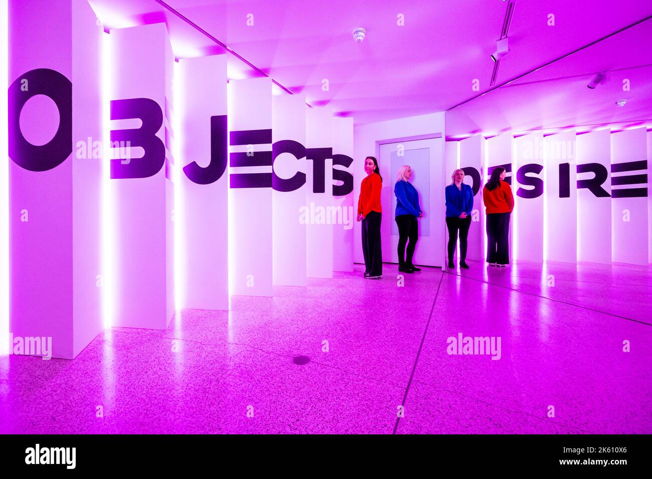 London, Großbritannien. 11. Oktober 2022. Die verspiegelte Eingangshalle - Objekte der Begierde: Surrealismus und Design 1924 - heute im Design Museum. Die Show umfasst rund 350 Werke und einige der berühmtesten surrealistischen Gemälde und Skulpturen der Welt. Es läuft vom 14. Oktober 2022 bis zum 19. Februar 2023. Kredit: Guy Bell/Alamy Live Nachrichten Stockfoto