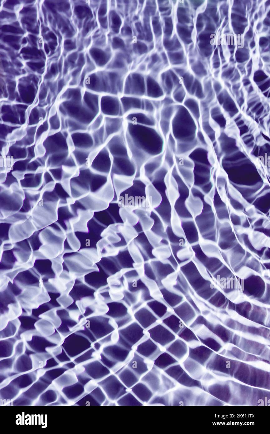 Geriffelte, transparente, frisch-blaue lilac-Wasser-Gel-Oberfläche im Schwimmbad mit Flecken, Wellen und Schatten. Gesunde Entspannung im sonnigen Sommer. Urlaub Spa Stockfoto