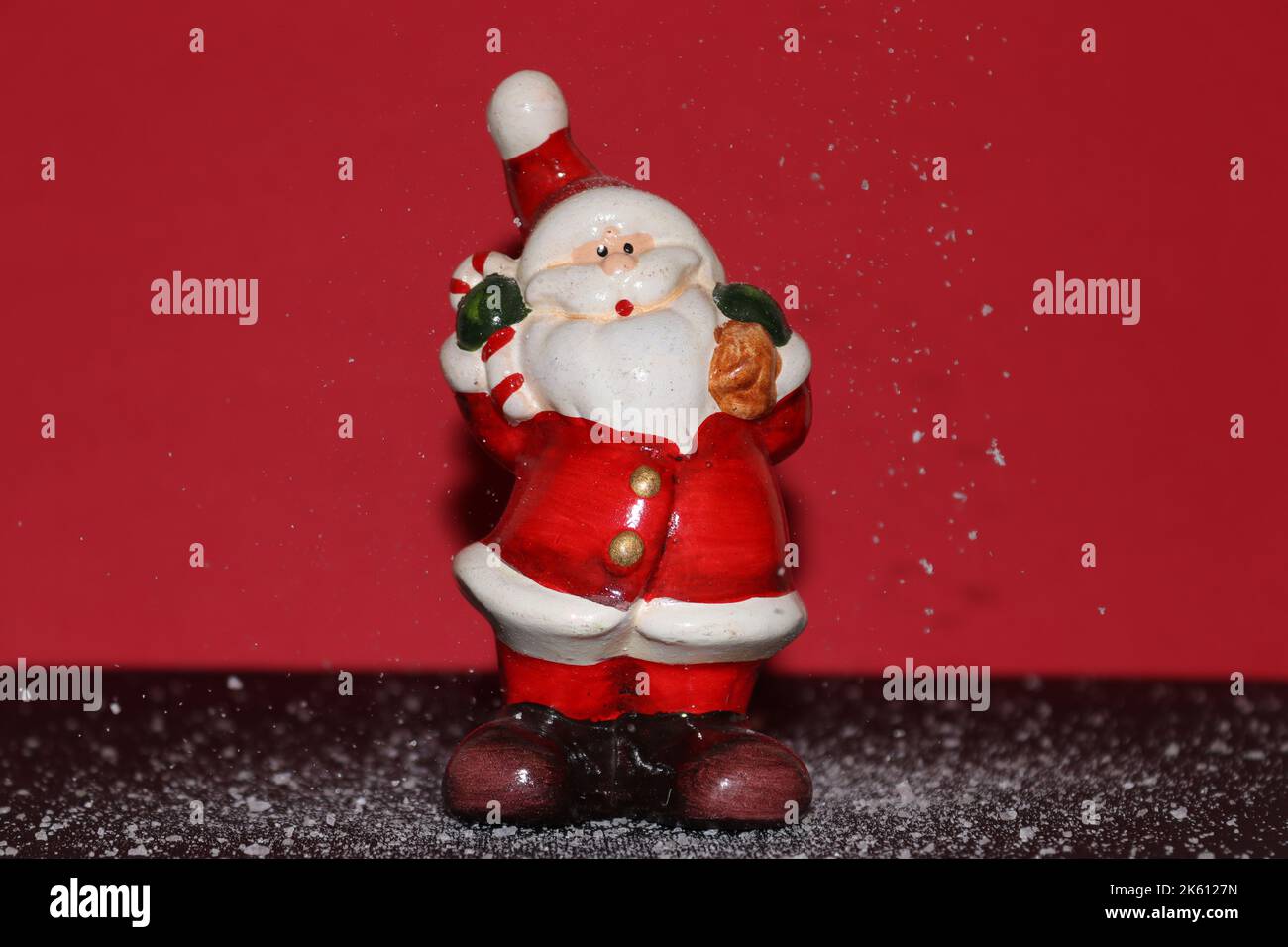 Weihnachtsmann Figur aus recycelbaren Materialien. Dieses Bild wurde auf einem roten Hintergrund mit einigen spezifischen Elementen aufgenommen Stockfoto