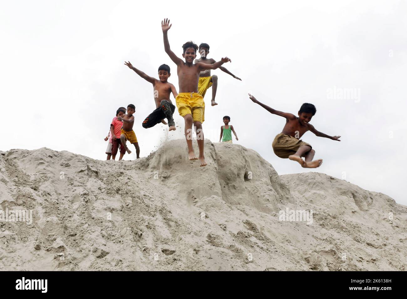 Dhaka, Bangladesch - 24. September 2022: Es versteht sich von selbst, dass Kinder in Dhaka City keinen Platz zum Spielen haben, also spielen sie auf Sand Stockfoto