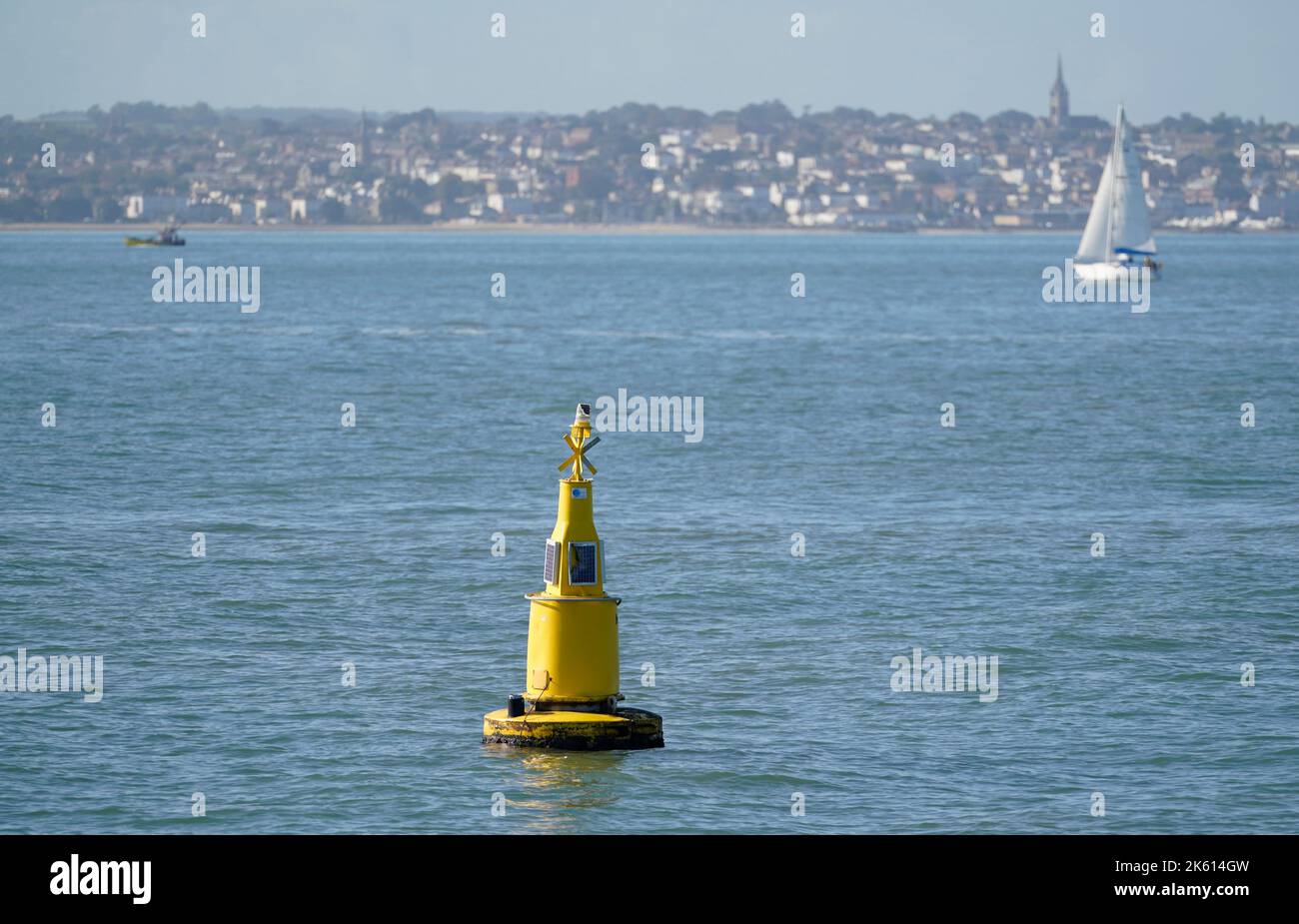 Ein Blick auf die Markierungsboje an der Stelle, an der das Wrack der Mary Rose gefunden wurde, bevor 500 Blumen zum 40.. Jahrestag der Anhebung des Schiffes in Portsmouth ins Meer geworfen wurden. Bilddatum: Dienstag, 11. Oktober 2022. Stockfoto