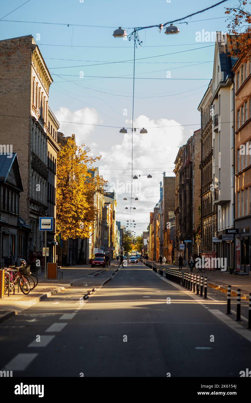 Nachmittags Blick auf die Straße im Herbst mit Schatten und grellem Sonnenlicht in Riga Stockfoto