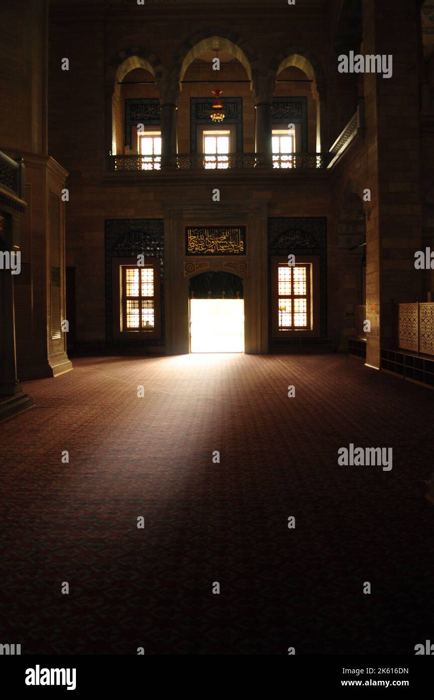 Islamisches vertikales Hintergrundbild. Geistliches Licht, das an der Tür der Moschee eindringt. Adana, Sabanci Central Mosque. Stockfoto