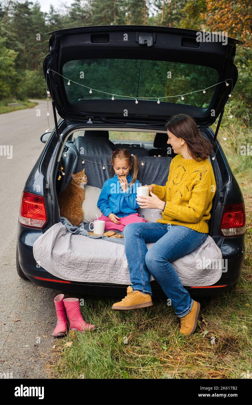 Ein picknick im kofferraum -Fotos und -Bildmaterial in hoher Auflösung –  Alamy