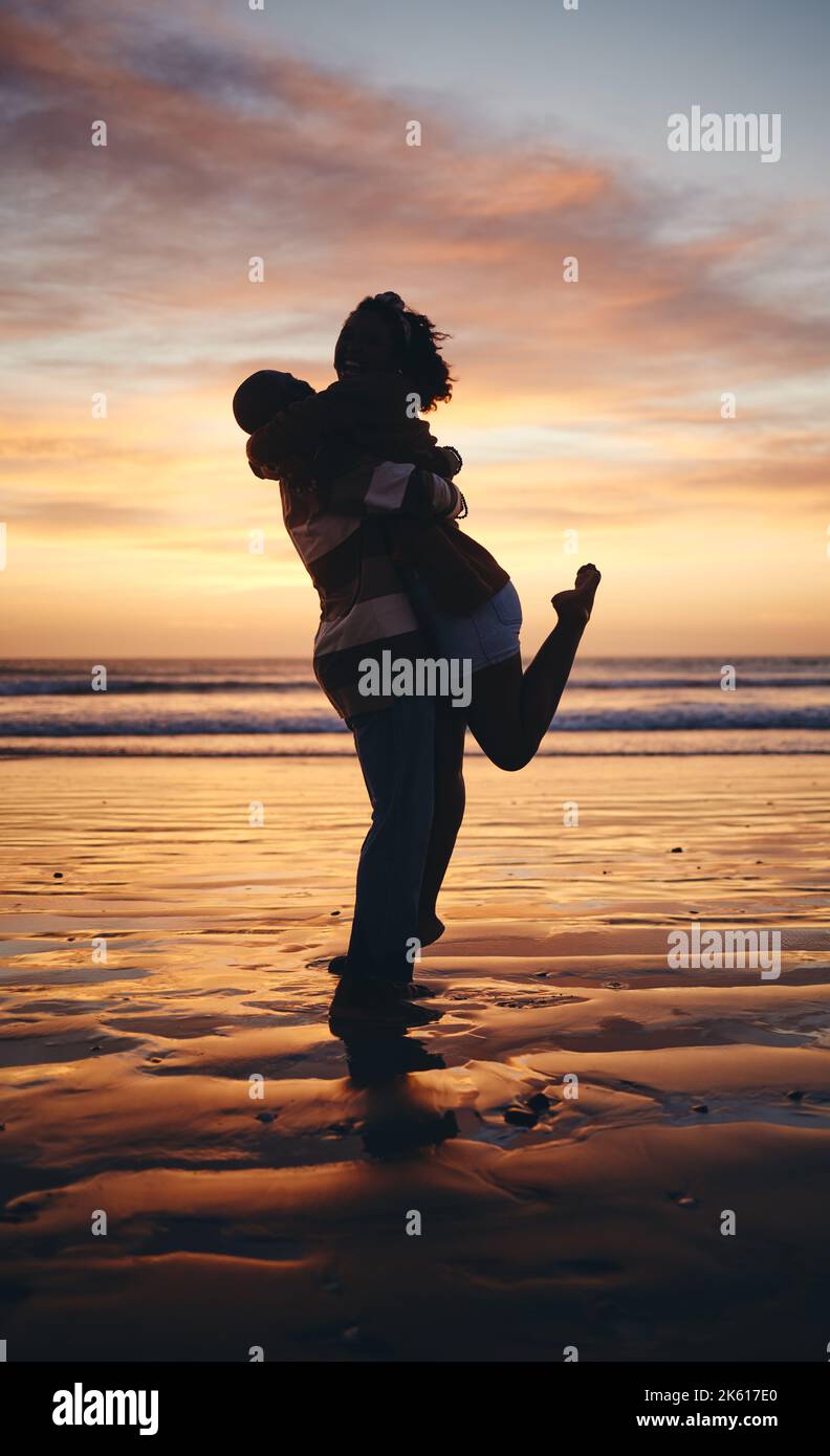 Silhouette Paar, Sonnenuntergang Strand Liebe und Umarmung auf Flitterwochen, Sommer tropischen Urlaub und Jahrestag Datum zusammen auf den Malediven. Schatten des Menschen heben Stockfoto