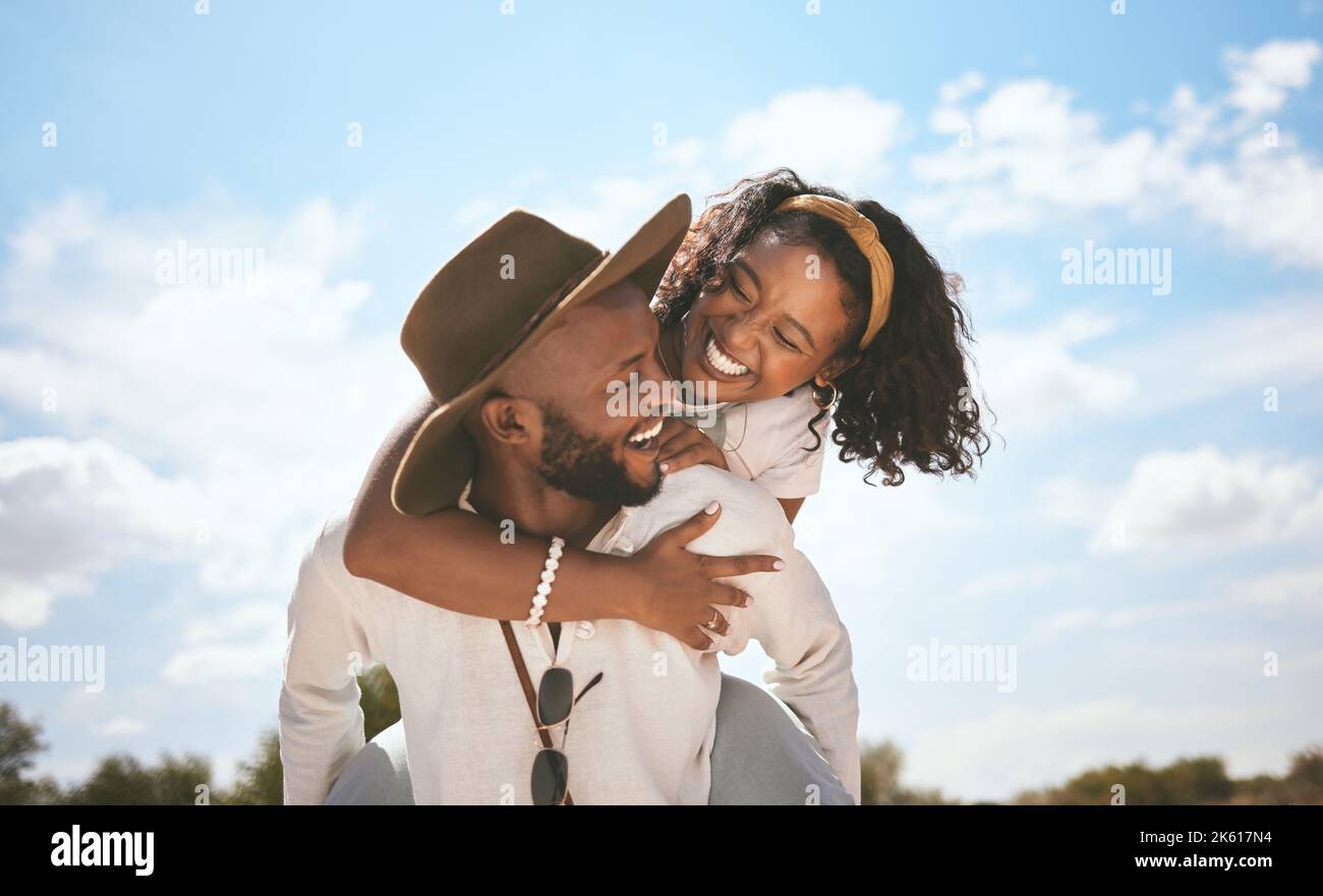 Ein glückliches Paar, Lächeln und Mann Huckepack Frau genießen schöne Zeit in der Liebe zusammen im Sommerurlaub. Verheiratete Frau, Ehemann reisen im Urlaub Stockfoto