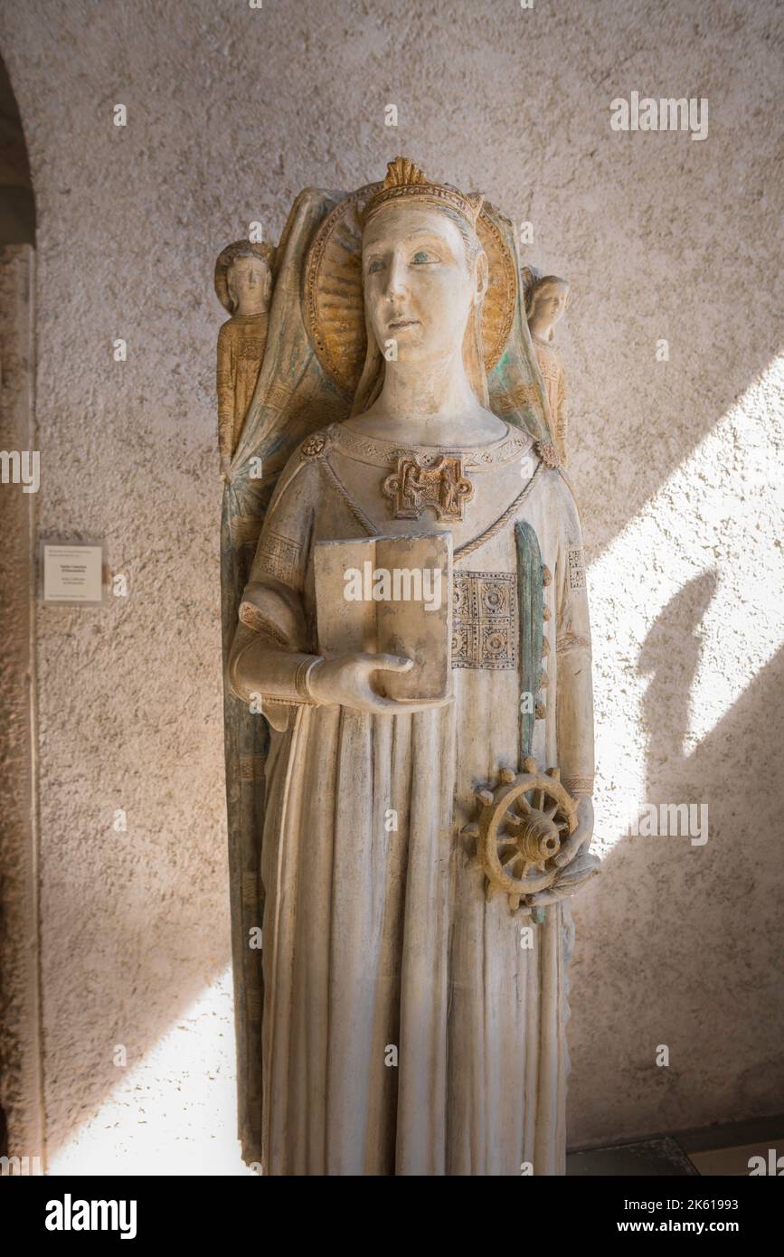 St. Katharina, Ansicht einer Statue der Heiligen Katharina von Alexandria aus dem 14.. Jahrhundert im Museo Castelvecchio, Verona, Italien Stockfoto