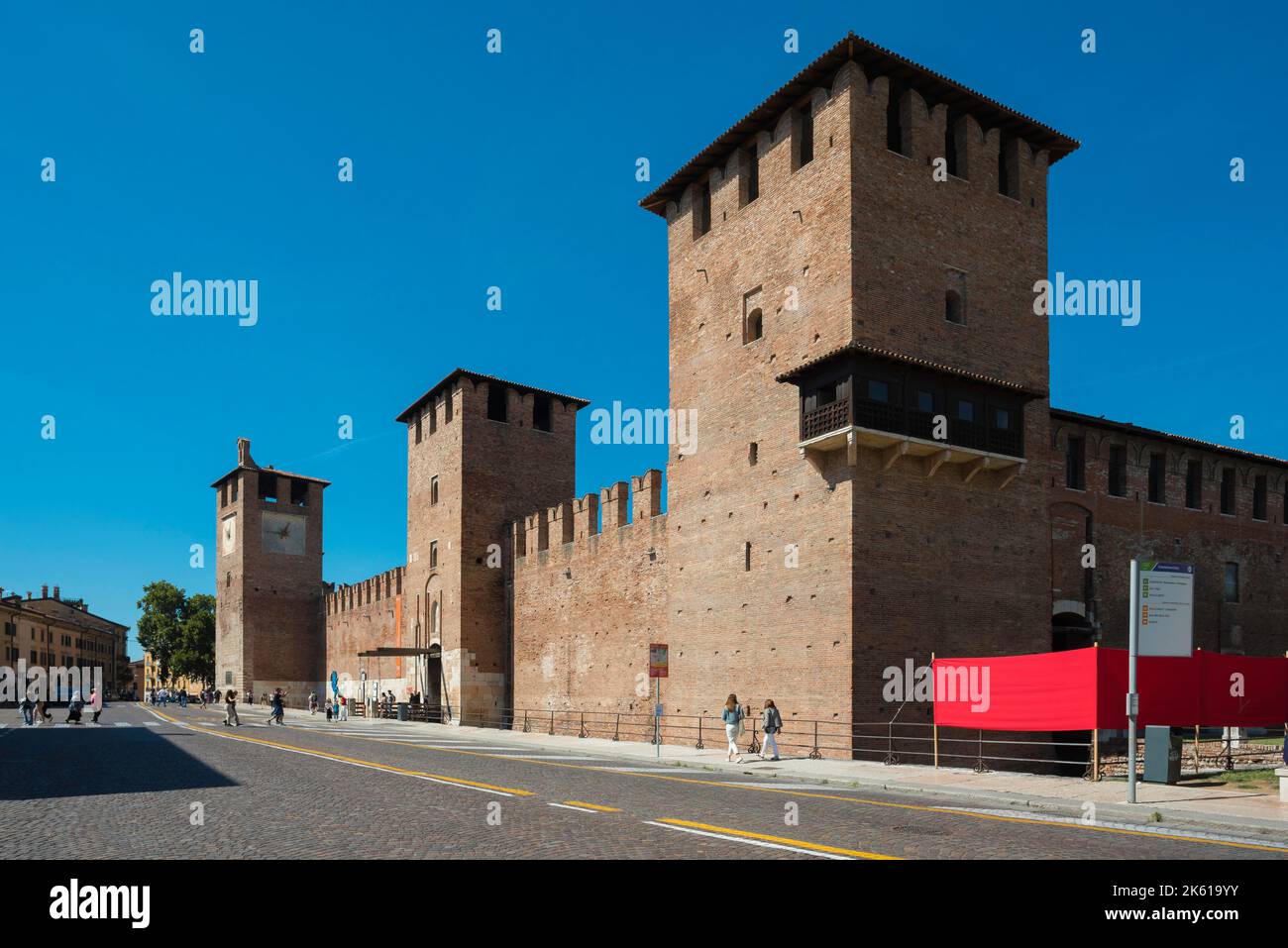Castelvecchio Verona, Blick im Sommer auf die Südwand und Eingang der mittelalterlichen Festung Castelvecchio im historischen Zentrum von Verona, Italien Stockfoto