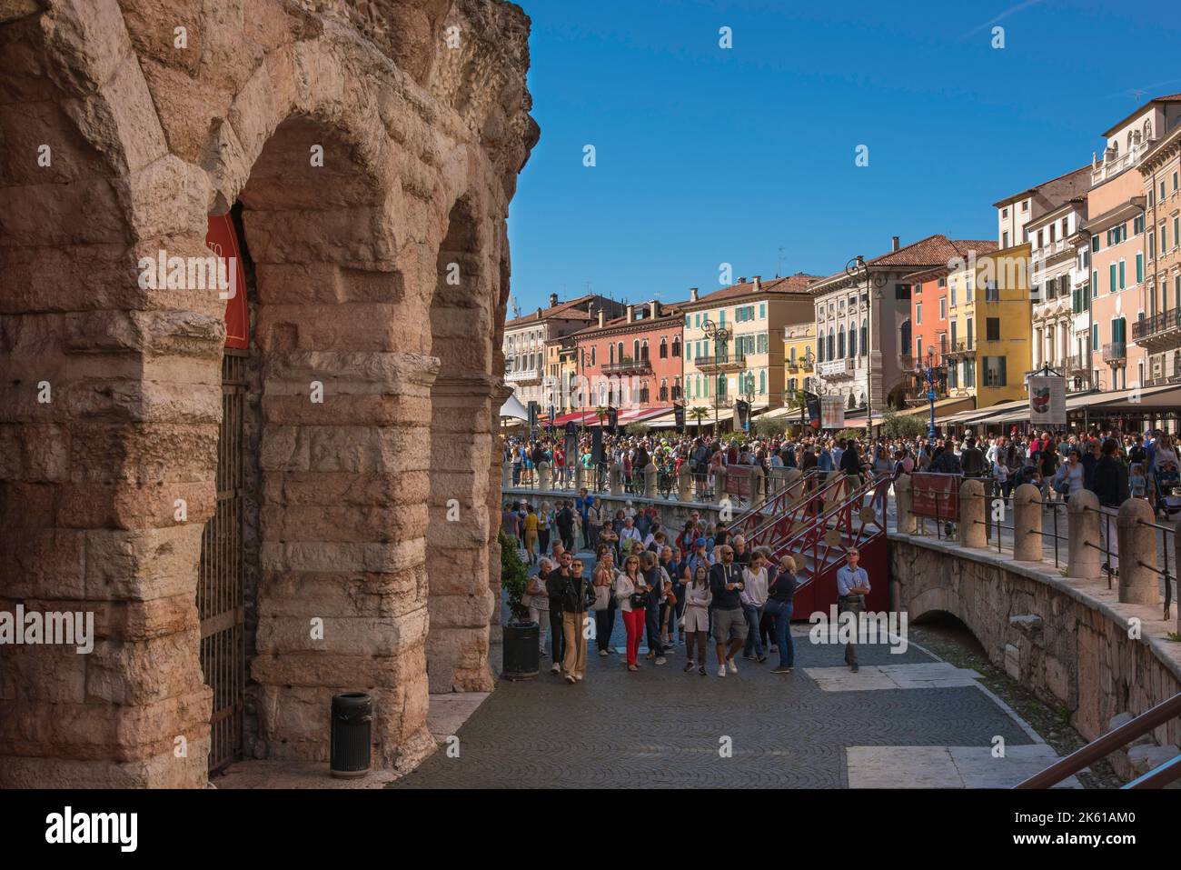 Verona Tourismus, Blick im Sommer von einer Reisegruppe erkunden die Basis der römischen Arena - jetzt die City Opera - im historischen Zentrum von Verona, Italien Stockfoto
